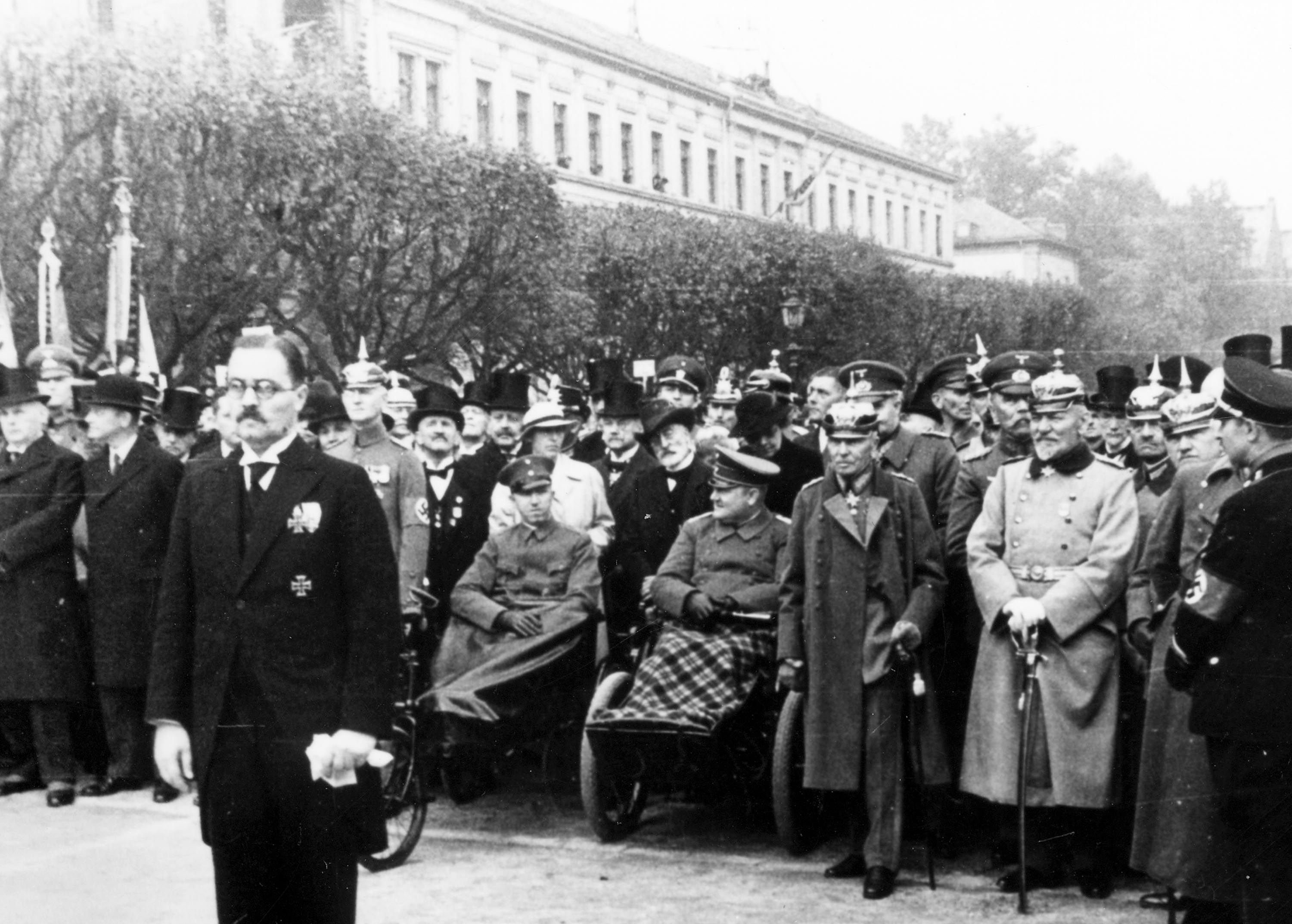Hermann Kaiser bei der Einweihung des Denkmals für die im Ersten Weltkrieg Gefallenen des 1. Nassauischen Feldartillerie-Regiments Nr. 27 Oranien auf dem Luisenplatz am 21. Oktober 1934